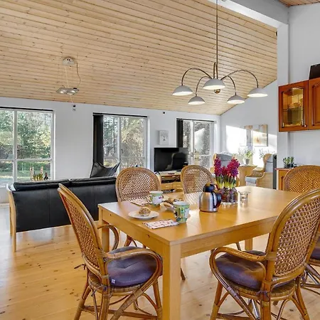 4 Bedroom Beautiful In Дом отдыха *