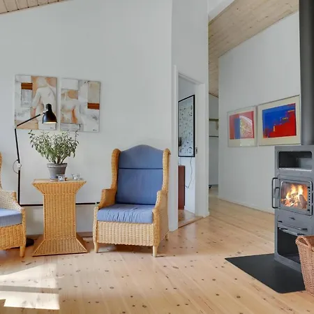 4 Bedroom Beautiful In Дом отдыха *