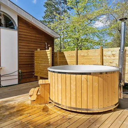 Дом отдыха 4 Bedroom Beautiful In *