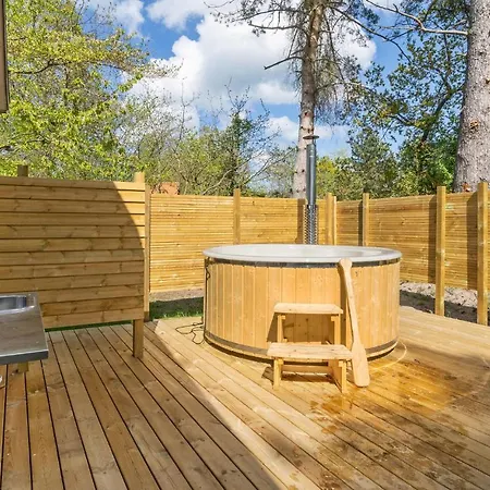 Дом отдыха 4 Bedroom Beautiful In