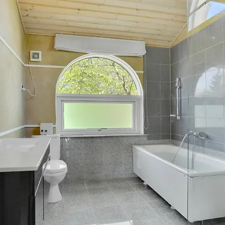 4 Bedroom Beautiful In בית נופש