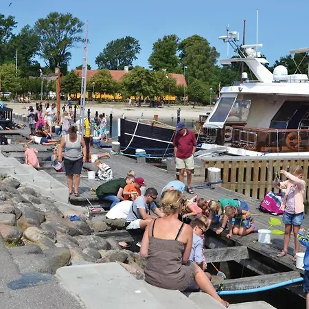 Дом отдыха 4 Bedroom Beautiful In *