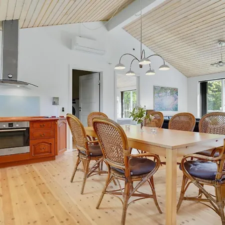 4 Bedroom Beautiful In Дом отдыха