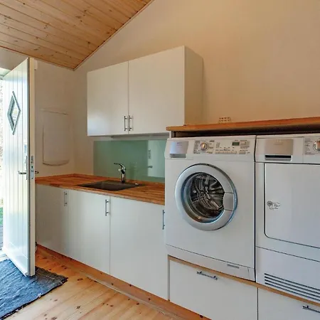 4 Bedroom Beautiful In Σπίτι διακοπών *